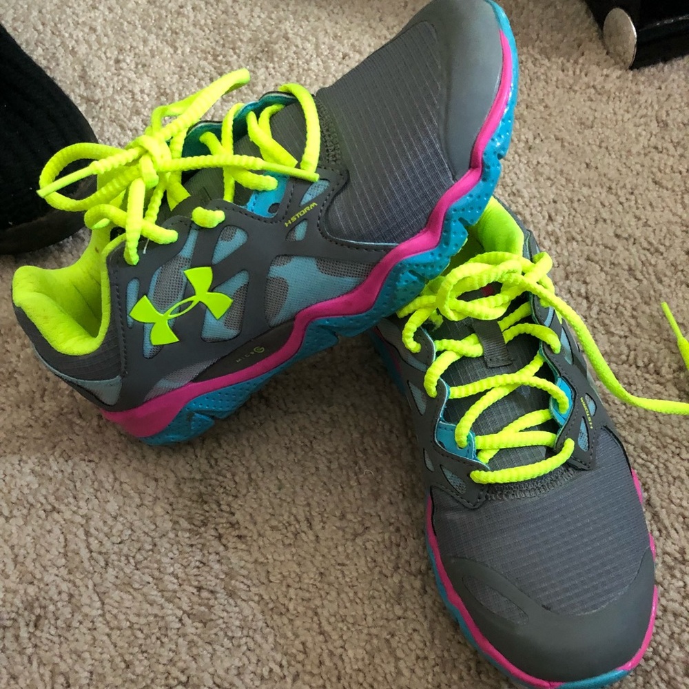 Size 5 under armour tennis shoes